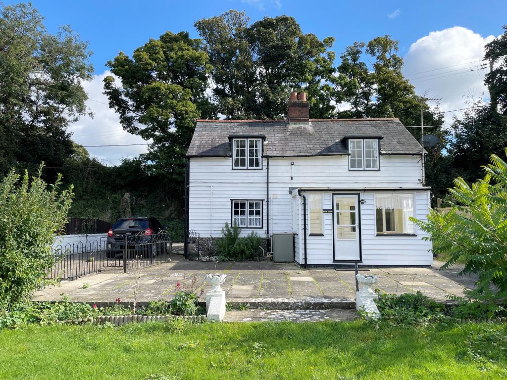 Lot: 34 - DETACHED COTTAGE ON GOOD SIZE PLOT - Rear of cottage showing patio